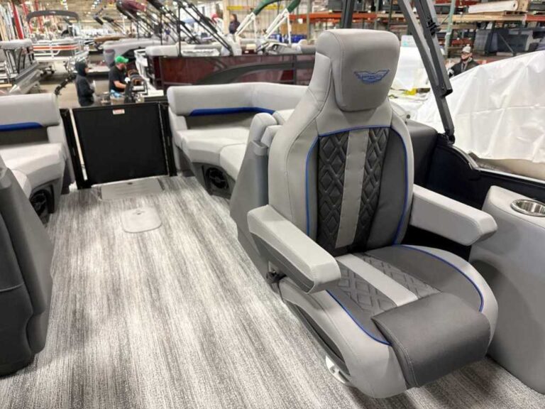 2026 Bennington 22MFB - SPS - Blackout US-ETWC6648J526 [photo 17]